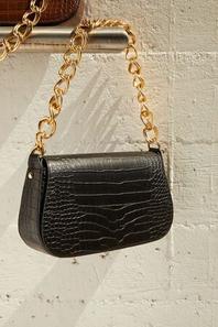 Oferta de Faux Croc Leather Shoulder Bag por $16 en Forever 21