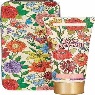Oferta de Crema de manos Love Revival en caja decorativa por $14,55 en Las Fragancias