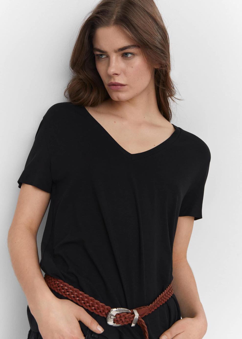 Oferta de Camiseta cuello pico por $12,99 en Mango