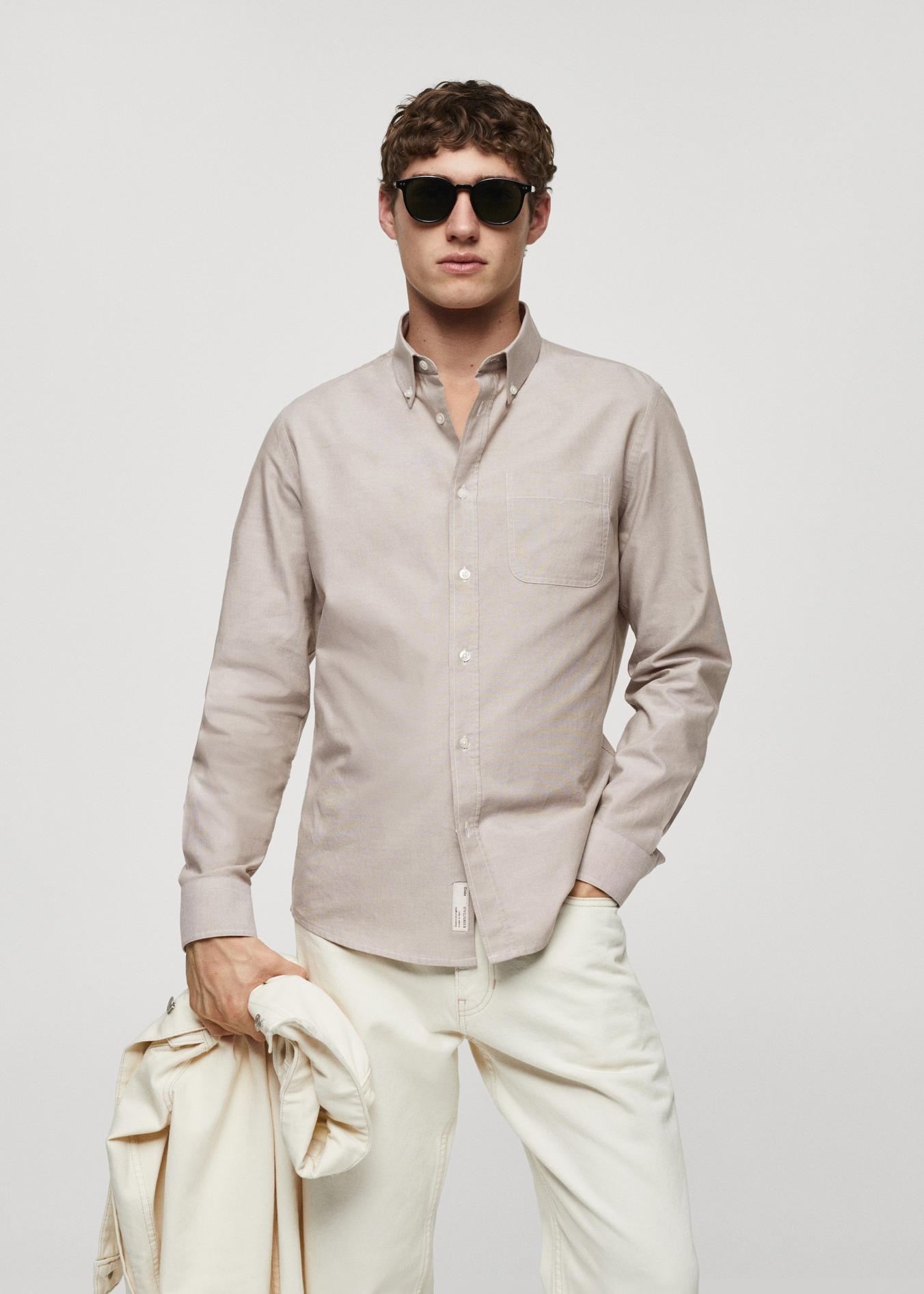 Oferta de Camisa regular fit Oxford algodón por $39,99 en Mango