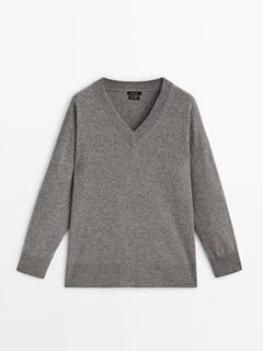 Oferta de Jersey capa mezcla lana cuello pico por $49,5 en Massimo Dutti