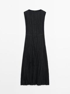 Oferta de Vestido negro plisado por $179 en Massimo Dutti