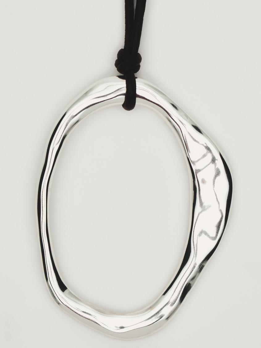 Oferta de Collar cordón piel pieza ovalada por $95,5 en Massimo Dutti