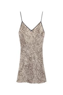 Oferta de Vestido leopardo detalle lencero por $39,99 en Pull & Bear