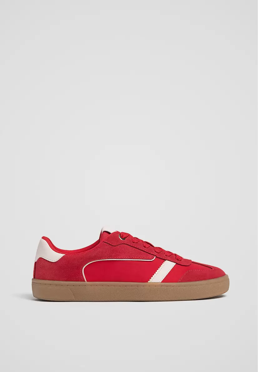 Oferta de Zapatillas casual retro por $49,99 en Stradivarius